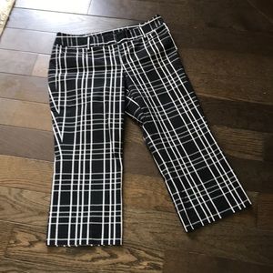 👏🖤 Express Size 6 Black & White Checkered Capris